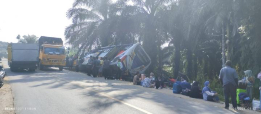 Bus Putra Simas asal Bengkulu tujuan Medan mengalami kecelakaan di lintas Telukkuantan-Pekanbaru, Kuantan Singingi (Kuansing), Senin (10/6/2024).