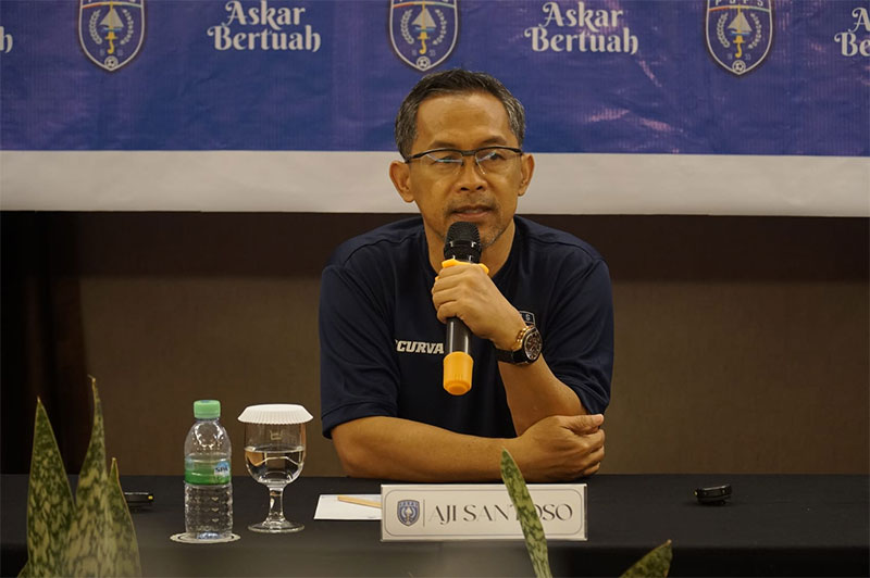PSPS Riau memperkenalkan pelatih baru Aji Santoso di Hotel Grand Elite, Pekanbaru. Senin (10/6/20204).