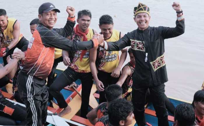 Dua timbo ruang  Jalur Juragan Kuantan Andi Zulfitri dan jalur Rajo Bujang Mahviyen Trikon Putra bersalaman usai berlawanan di Tepian Rajo, Pangean, Senin (10/6/2024).