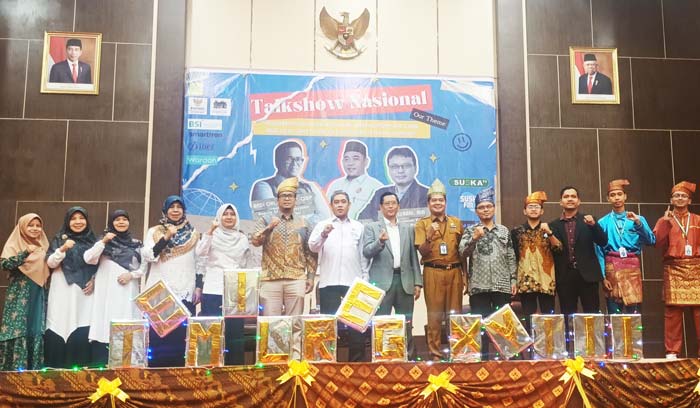 Panitia pelaksana, pengurus SCEI, FOSSEI, pembicara talkshow dan tamu undangan Tamilreg Sumbagteng XVIII berfoto bersama Wakil Rektor UIN Suska Riau.
