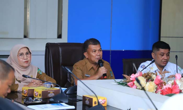 Asisten I Setdakab Rohul H Fhatanalia Putra memimpin rapat forum kemitraan pengelolaan kerja sama faskes dengan pemangku kepentingan di aula lantai 3 Kantor Bupati Rohul, Senin (10/6/2024).