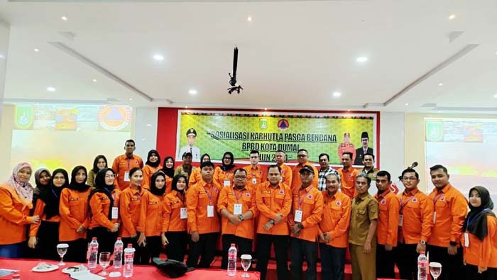 BPBD Dumai melaksanakan sosialisasi pascabencana karhutla di Dumai, Senin (10/6/2024). Peserta sosialisasi memanfaatkan waktu istirahat untuk kumpul bersama.
