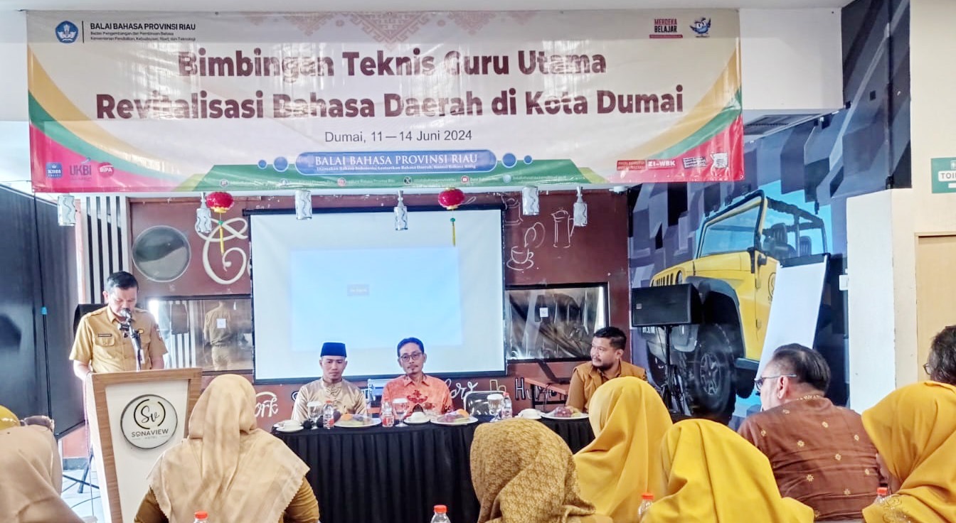 Sekda Kota Dumai H Indra Gunawan (kiri) saat memberikan pemaparan ketika membuka acara Bimtek Guru Utama Revitalisasi Bahasa Daerah di Kota Dumai, Selasa (11/6/2024).