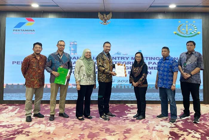 Menyerahkan Pakta Integritas Proyek Tender Price Agreement Geomembrane dalam rangka Kerja Sama Pengamanan Proyek Strategis Nasional di WK Rokan, Jumat (7/6/2024).