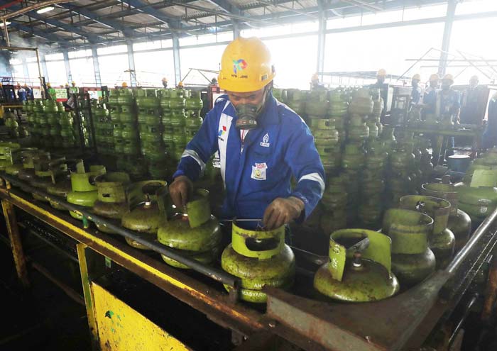 Sejumlah pekerja melakukan pengecekan usai pengisian tabung elpiji 3 kg di Stasiun Pengisian Bahan Bakar Elpiji (SPBBE) Tanjung Priok, Jakarta, baru-baru ini.