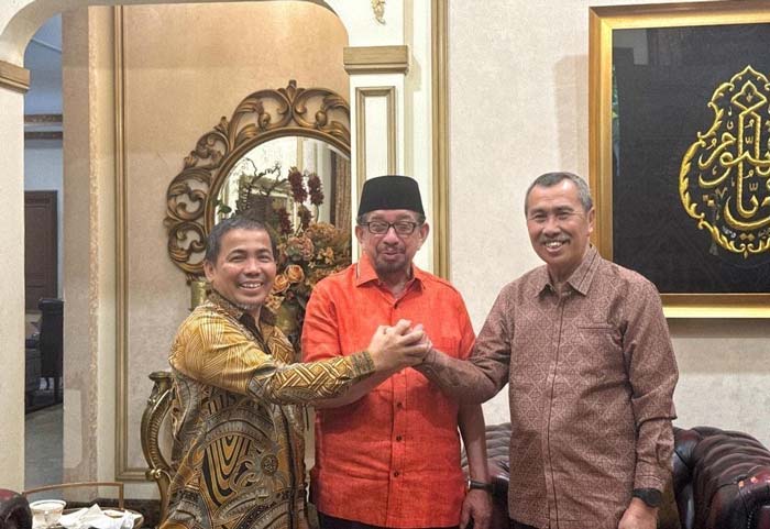 Ketua DPD I Golkar Riau Syamsuar bersama politisi PKS Mawardi Saleh salam kompak saat bertemu dengan Ketua Majelis Syuro Dewan Pimpinan Pusat (DPP) PKS Dr Salim Segaf Al-Jufri di Jakarta.