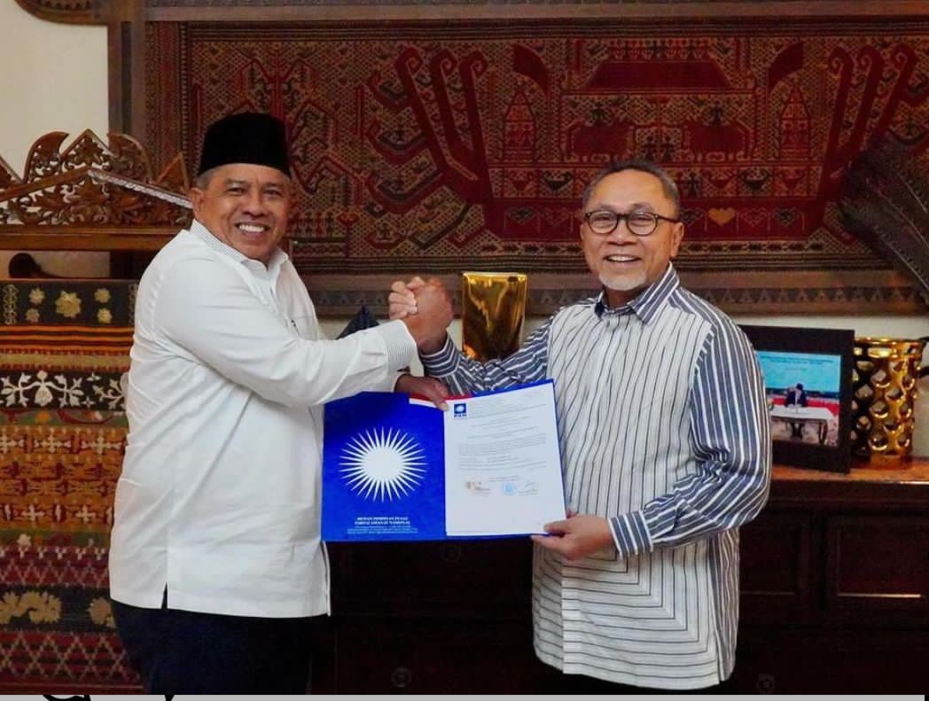 Ketua Umum DPP Partai PAN Zulkifli Hasan menyerahkan SK dukungan bakal calon Bupati Siak kepada Alfedri, diunggah di akun Instagram PAN, Selasa (11/6/2024).