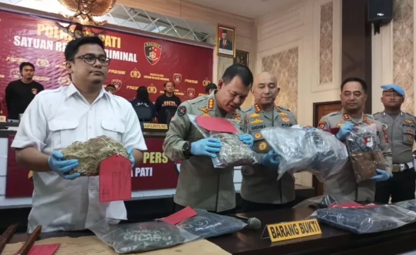 Tunjukkan Barang Bukti: Rilis kasus tewasnya bos rental asal Jakarta yang diteriaki maling oleh warga Desa Sumbersoko Kecamatan Sukolilo, Senin (10/6).