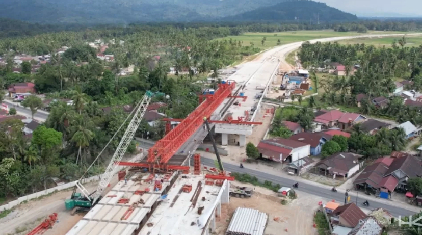 Proses pembangunan tol Padang-Sicincin.