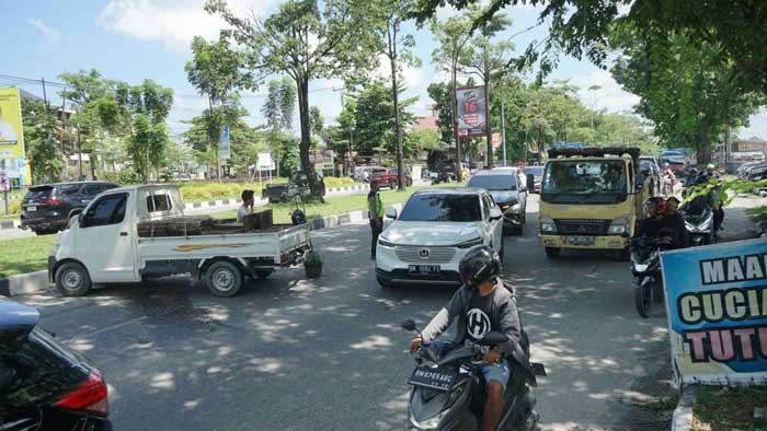 Sebuah mobil pick up bermuatan tahu melintang setelah terlibat kecelakaan di Jalan Arifin Achmad Pekanbaru, Selasa (11/6/2024). Kondisi ini menyebabkan jalan menjadi macet.
