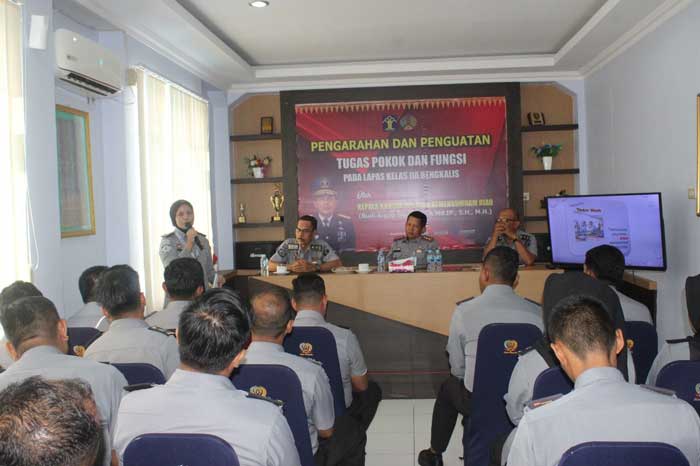 Lapas Bengkalis menggelar sosialisasi mengenai Kode Etik dan Kode Perilaku Pegawai, sesuai dengan Permenkumham No.20 Tahun 2017 di Aula Lapas Bengkalis, Selasa (11/6/2024).