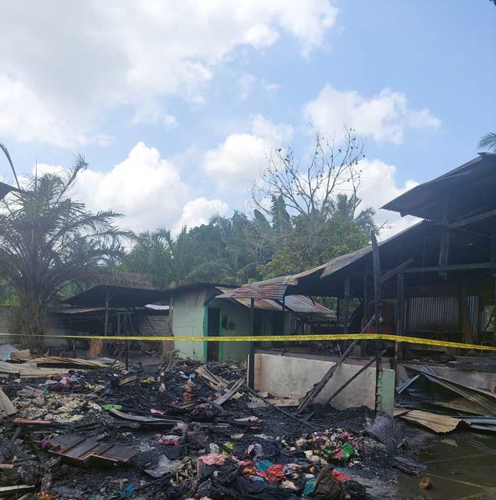 Rumah Laundry Fira dan rumah makan Buk Yet  di Jalan Garuda Sakti KM 7  Desa Karya Indah, Kecamatan Tapung, Kabupaten Kampar hangus terbakar, Senin (10/6/2024).