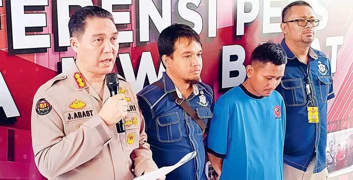 PICU PERTANYAAN: Kabidhumas Polda Jabar Kombes Jules Abraham Abast saat jumpa pers dengan menghadirkan Pegi di Mapolda Jabar, Banadung, Minggu (26/5).