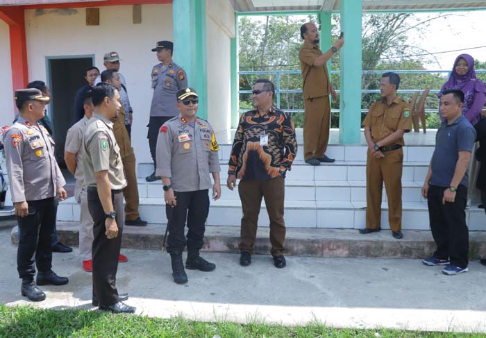 Kapolres Inhu AKBP Dody Wirawijaya SIk didampingi Ketua KPU Inhu Ronaldi Ardian SH serta pejabat lainnya meninjau lokasi pelaksanaan PSU di Desa Perkebunan Sungai Lala, Selasa (11/6/2024).
