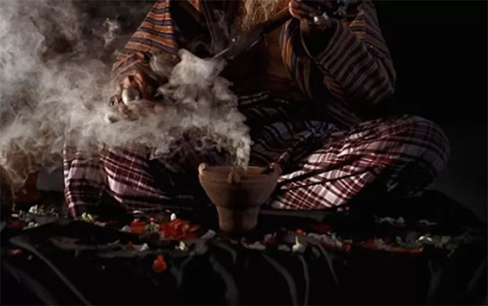 ilustrasi dukun sedang melancarkan santet