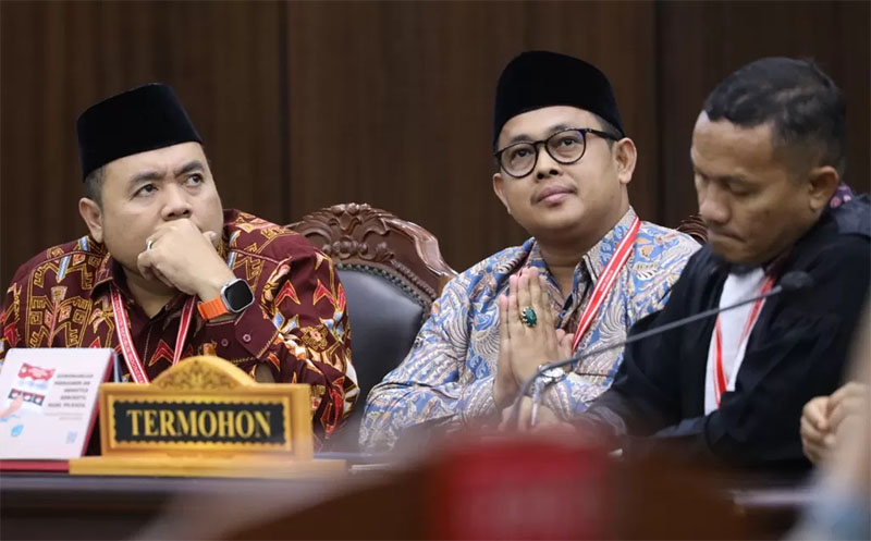 Ketua Divisi Teknis KPU Sumbar, Ory Sativa Syakban (tengah) saat mengikuti sidang di MK, kemarin.
