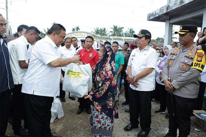 Pj Gubri SF Hariyanto menyerahkan bantuan kepada korban Kebakaran di Rohul, Rabu (12/6).
