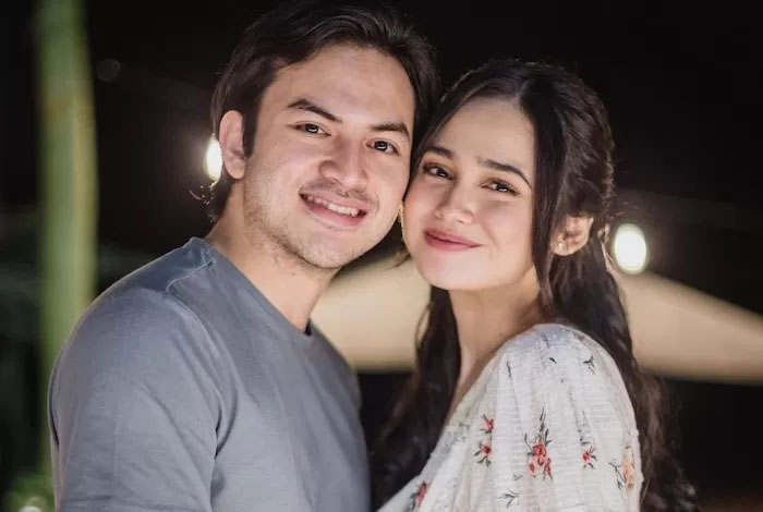 Jalinan asmara antara Syifa Hadju dan Rizky Nazar dikabarkan telah kandas. Hal itu diperkuat foto- foto unggahan kebersamaan dengan Rizky dihapus di akun media sosial oleh pemain sinetron itu.