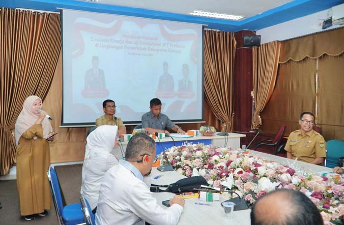 Pj Sekda Kampar Ahmad Yuzar membuka evaluasi kinerja dan uji kompetensi jabatan pimpinan tinggi pratama di aula Kantor Bappeda Kampar, Selasa (11/6/2024).