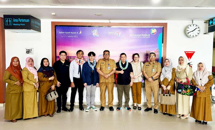 Suasana penyambutan siswa SMA Darma Yudha yang berhasil meraih medali emas di Olimpiade Fisika Internasional saat tiba di Bandara Sultan Syarif Kasim II Pekanbaru, Selasa (11/6/2024).