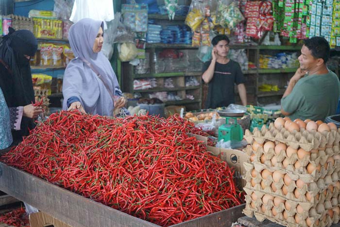 Suasana jual beli barang keperluan pokok di Pasar Jalan Teratai Pekanbaru, Selasa (11/6/2024).