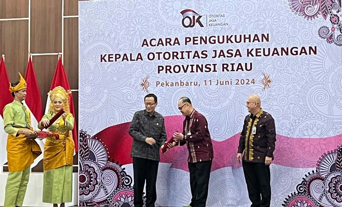 Kepala Otoritas Jasa Keuangan (OJK) Riau yang baru Triyoga Laksito (tengah) dikukuhkan oleh Kepala Eksekutif Pengawas Perbankan merangkap Anggota Dewan Komisioner OJK Dian Ediana Rae.