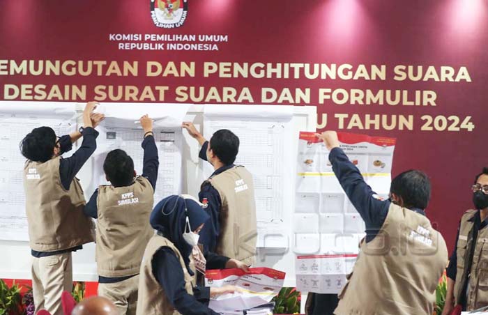 Anggota KPU RI  pada proses penghitungan suara dan pengisian formulir. Para petugas diminta mengawal KPPS dalam kegiatan simulasi di TPS.