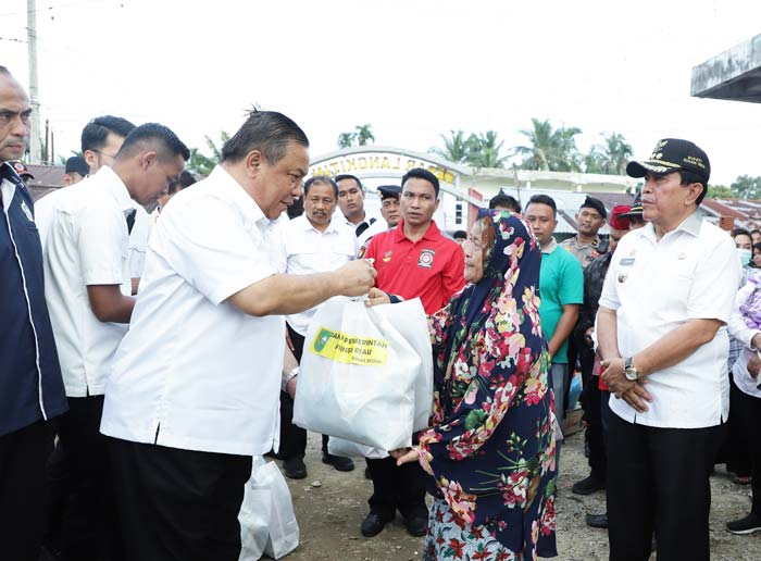 Pj Gubri SF Hariyanto menyerahkan bantuan kepada korban kebakaran di Rohul, Rabu (12/6/2024).