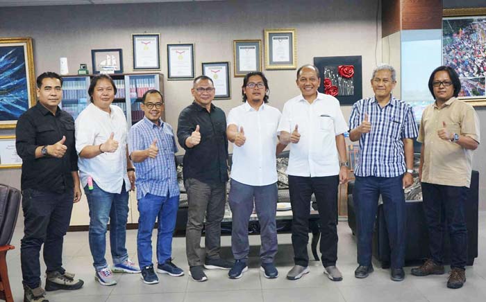 General Manager PLN UID Riau dan Kepri Parulian Noviandri (tiga kanan) bersama management PLN foto bersama Direktur Utama Riau Pos Ahmad Dardiri (empat kanan) Bersama management Riau Pos Group.