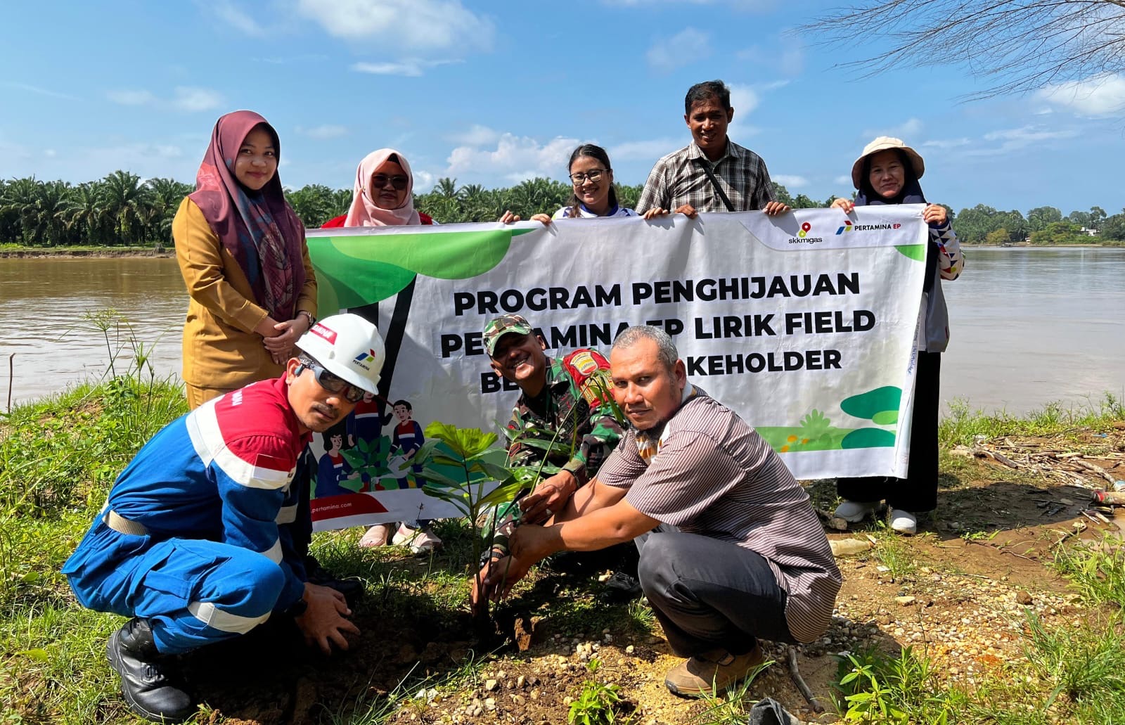 Pihak Pertamina EP Lirik bersama sejumlah stakeholder menanam pohon jenis aren di pinggir Sungai Indragiri, Selasa (11/6/2024).