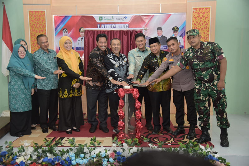Wakil Bupati Bengkalis Dr H Bagus Santoso bersama Camat Bantan Rafli Kurniawan, melaunching Sekolah Lansia Kabupaten Bengkalis di Desa Selat Baru, Kecamatan Bantan, Kamis (13/6/2024).