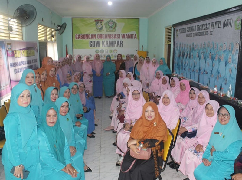 Ketua GOW Kampar Ny Erni Haerani Repol SPd MM menerima kunjungan pengurus GOW Pasaman dan Pasaman Barat di Bangkinang Kota, Kamis (13/6/2024).