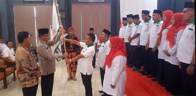Ketua DPD HKTI Provinsi Riau, HM Wardan MP menyerahkan bendera petaka kepada H Saniman SE selaku Ketua DPC HKTI Kabupaten Pelalawan periode 2024- 2029, Kamis (13/6) si aula Kantor Bappeda Pelalawan.