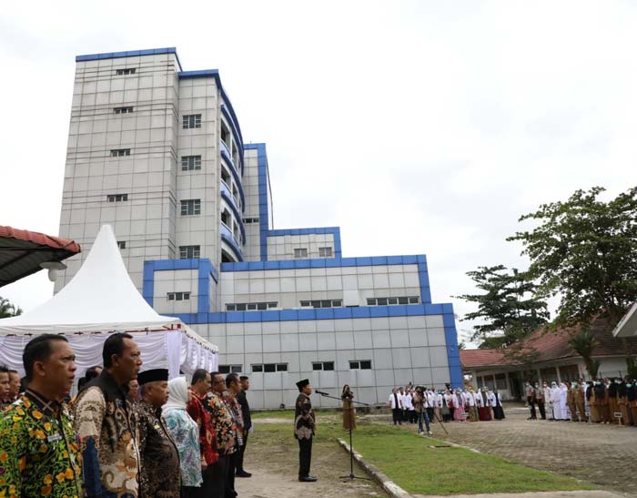 Bupati Rohul H Sukiman memimpin apel pagi yang berlokasi di halaman upacara, persisnya di samping bangunan Gedung RSUD Rohul enam lantai, baru baru ini.