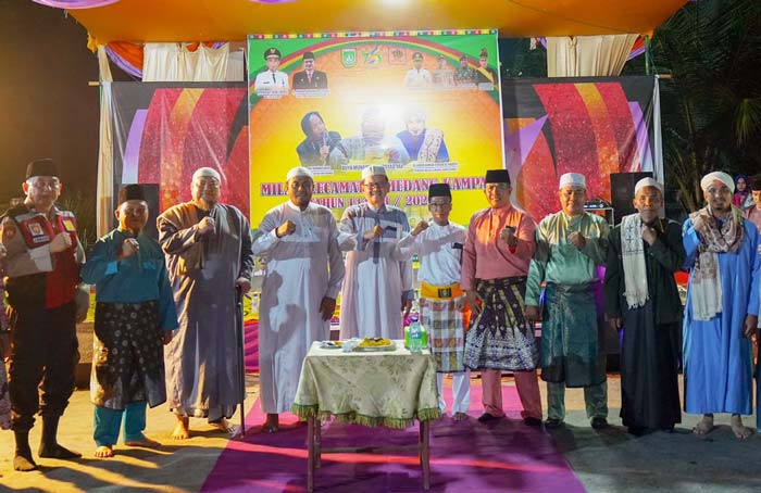 Sekko Dumai H Indra Gunawan foto bersama usai menghadiri Milad Kecamatan Medang Kampai, Ahad (9/6/2024).