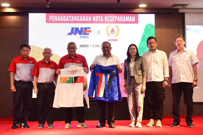 JNE Express dan KONI menandatangani MoU mengenai kolaborasi pemanfaatan jasa layanan logistik dalam rangka pengembangan olahraga nasional yang digelar di Jakarta, Rabu (12/6/2024).