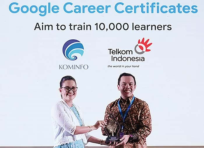 Direktur Digital Business Telkom Fajrin Rasyid (kanan) menerima cendera mata dari Direktur Hubungan Pemerintahan dan Kebijakan Publik Google Indonesia Putri Alam di Jakarta.