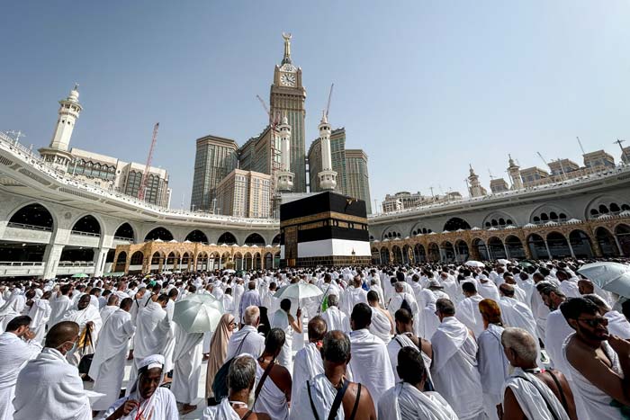 Menjelang puncak haji, jemaah melaksanakan ibadah dan berdoa di sekitar Kakbah, Masjidilharam, Makkah Al Mukarramah, Arab Saudi,  Rabu (12/6/2024).