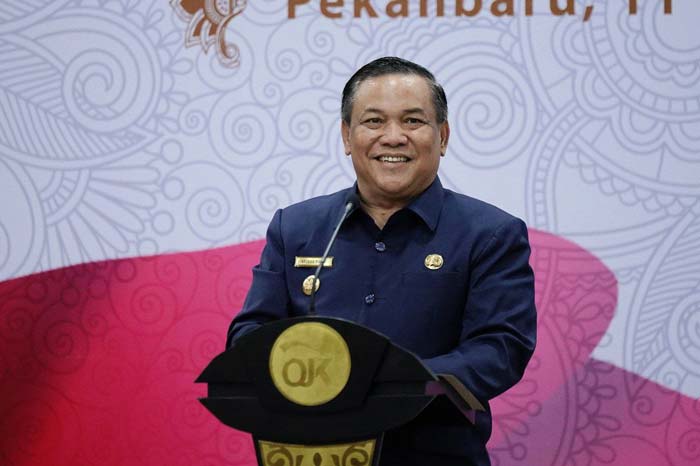 Pj Gubernur Riau SF Hariyanto memberikan kata sambutan pada kegiatan OJK, beberapa waktu lalu.