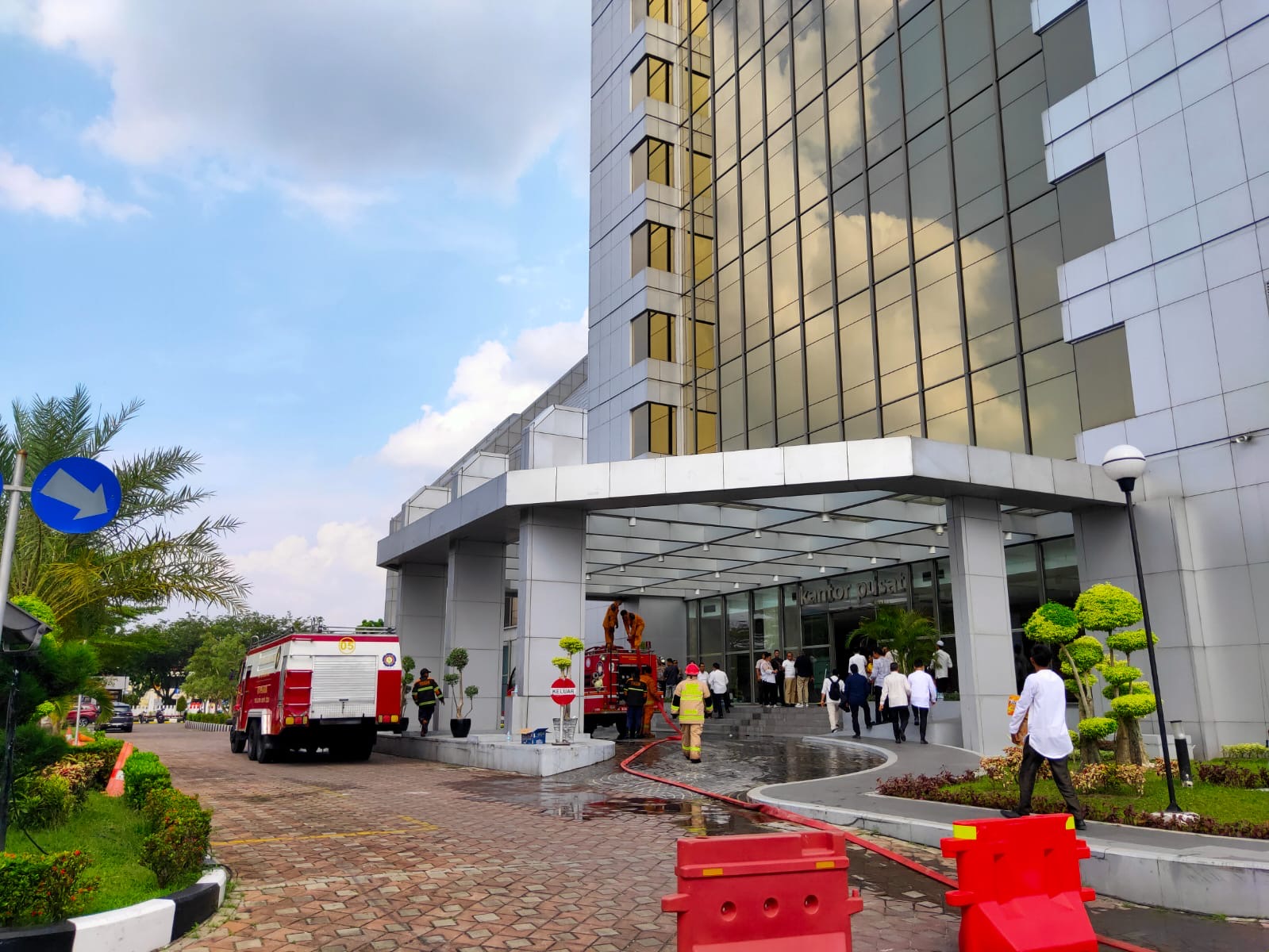 Kebakaran : Suasana proses pemadaman oleh damkar di Bank Riau Kepri Syariah Pekanbaru, Jumat (14/6/2024).