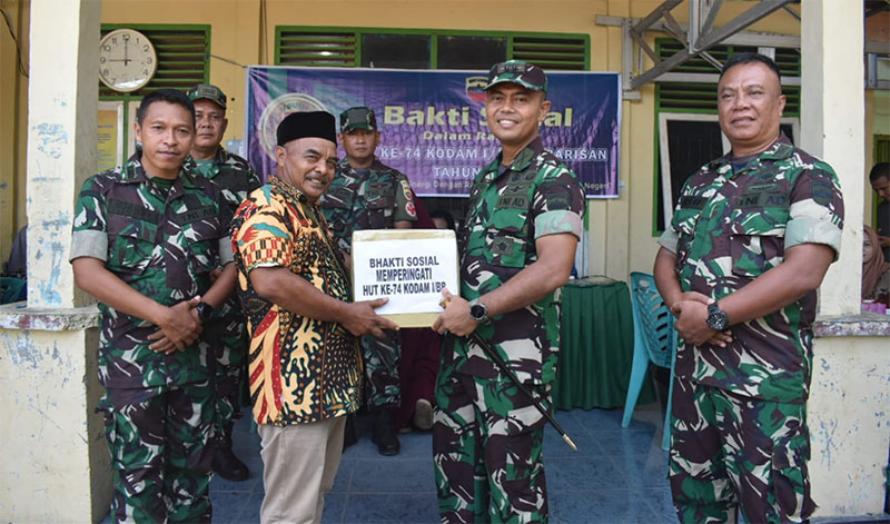 Dandim 0302/Inhu, Letkol Inf Emick Chandra Nasution didampingi Kasdim, Mayor Kabul dan Pasir Ter, Lettu Inf Musdaliansya menyerahkan bantuan sembako pada pimpinan Panti Asuhan Nur Ananda Putri, Imron