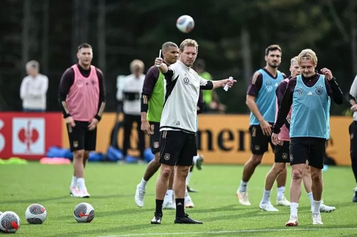 Julian Nagelsmann (tengah) jadi pelatih termuda di Euro 2024 dan menukangi tim tuan rumah Jerman.