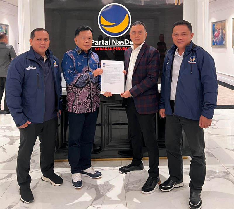 Sekretaris Bappilu DPP Partai Nasdem, Willy Aditya, yang juga Ketua DPW Nasdem Provinsi Riau, menyerahkan surat rekomendasi kepada AKBP (Purn) H Asmar.