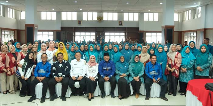 Foto bersama Bupati Siak Alfedri dan Ketua TP-PKK Kabupaten Siak Rasidah Alfedri, saat melaksanakan kunjungan kerja dan studi tiru pengelolaan UMKM ke Kabupaten Bandung Barat, Provinsi Jawa Barat.