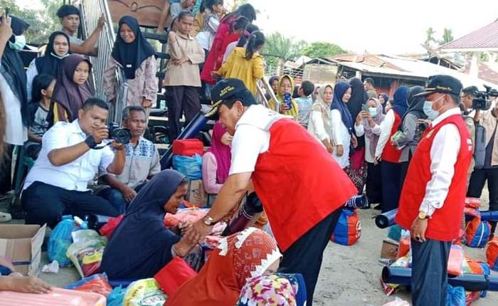 Bupati Rohul H Sukiman bersama Ketua PMI Rohul Hj Peni Herawati Sukiman menyapa warga yang rumahnya terbakar sekaligus menyalurkan bantuan untuk korban.