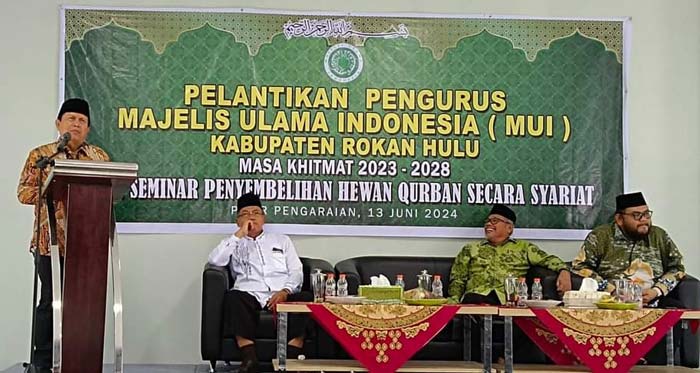Bupati Rohul H Sukiman memberikan sambutan saat menghadiri pelantikan Pengurus MUI Kabupaten Rohul Periode 2023-2028.
