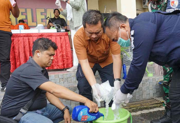 Kasat Narkoba Polresta Pekanbaru Kompol Manapar Situmeang (tengah) memimpin pemusnahan barang bukti narkoba di Mapolresta Pekanbaru, Kamis (13/6/2024).