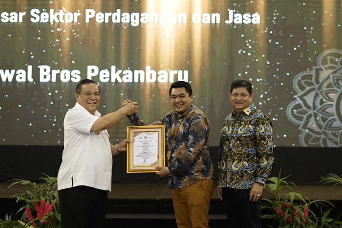 Pj Gubernur Riau SF Hariyanto memberikan penghargaan Paritrana Award 2023 kepada RS Awal Bros Sudirman Pekanbaru.