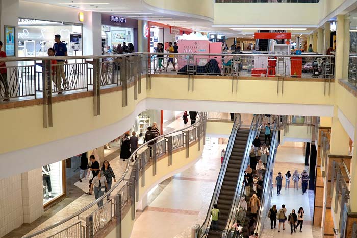 Di saat akhir pekan, pusat perbelanjaan Mal SKA Pekanbaru selalu ramai pengunjung dari dalam dan luar Kota Pekanbaru, baru-baru ini.