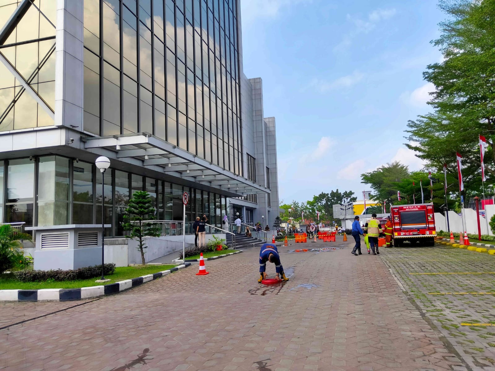 Petugas  pemadaman kebakaran saat bertugas memadamkan kebakaran di Bank Riau Kepri Syariah Pekanbaru, Jumat (14/6/2024).